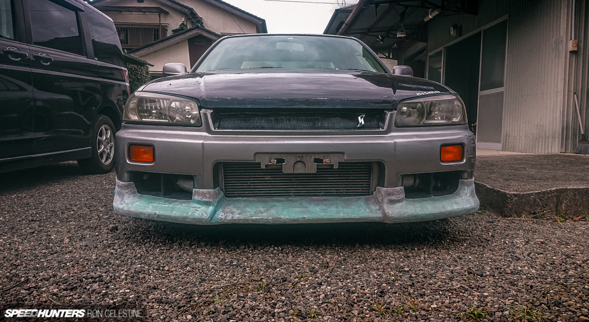 Speedhunters_Ron_Celestine_ProjectRough_R34Skyline_GTT_CarbonFiberLip_NandemoDesign-18