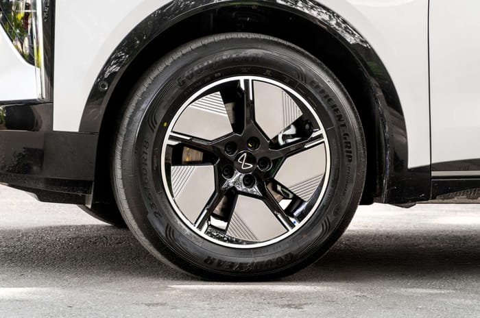 Mahindra XEV 9S alloy wheel